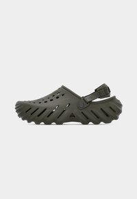 Sabot vert foncé à enfiler avec bride de talon ajustable, trous respirants et semelle sculptée pour une meilleure adhérence et un confort accru.