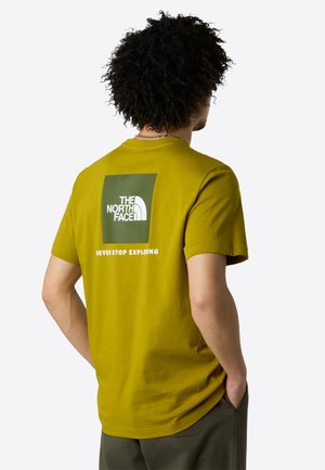 The North Face M SS BOX NSE TEE - T-shirt con stampa - deep dijon woodland gre