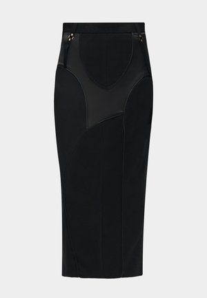 Fustă creion neagră cu talie înaltă, cu detalii cusute ale panourilor și două mici accesorii cu cataramă aurie în talie.