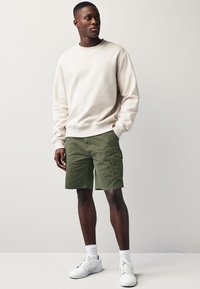 Unausgewählt, khaki