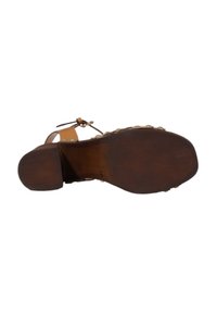 Sandalo in pelle marrone con tacco largo, cinturino regolabile alla caviglia e accenti dorati decorativi lungo la suola. Soletta testurizzata.