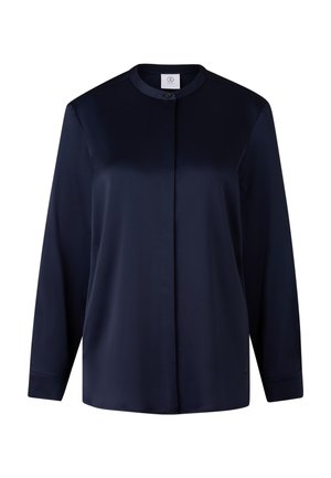 Mørkeblå, langærmet skjorte med knapper og rund krave. Glat stof uden synlige mønstre. Har en enkelt knap ved halsen.