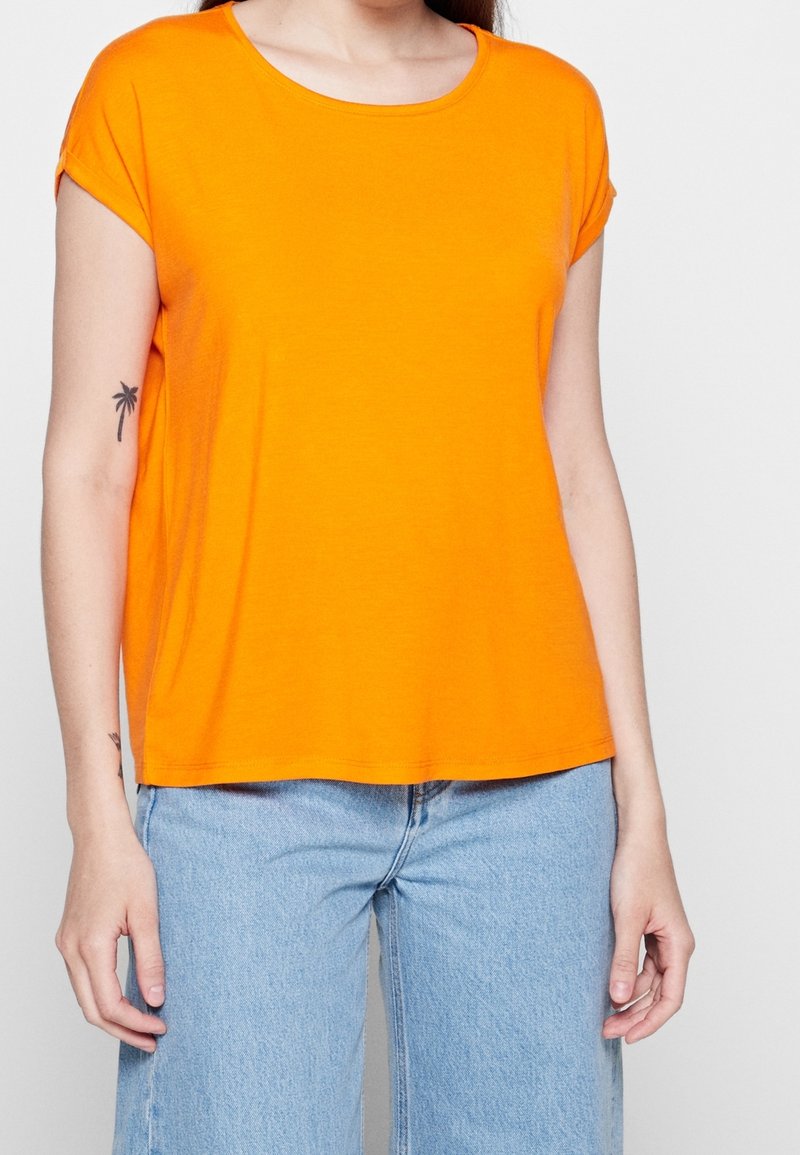 T-shirt en coton orange à manches courtes, col rond, avec une coupe décontractée. Le tissu semble doux et lisse, avec un design uni.