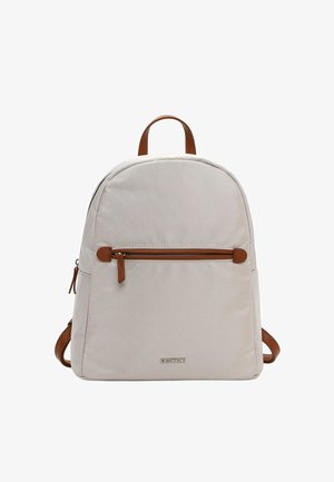 Sac à dos en tissu beige avec tirette de fermeture éclair en cuir marron, poignée supérieure et bretelles réglables, poche avant zippée et petite plaque métallique avec logo.