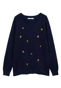 Suéter de color azul marino con mangas largas y escote redondo. Presenta flores bordadas amarillas esparcidas por la parte delantera. Textura de punto suave.