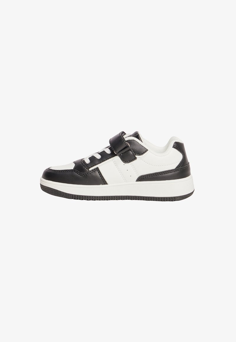 Sneaker bianco e nero in materiali in pelle e sintetici, dotata di una fascia in Velcro, lacci, linguetta imbottita e suola in gomma testurizzata.