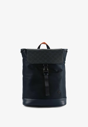 Mochila azul marino con solapa negra texturizada con un patrón, asa superior, correas ajustables y cierre con hebilla metálica.