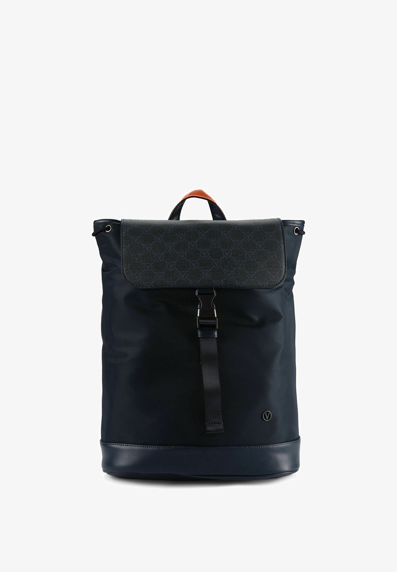 Marineblauer Rucksack mit einer strukturierten schwarzen Klappe mit Muster, einem oberen Griff, verstellbaren Riemen und einem Metallverschluss mit Schnalle.