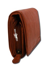 Bruine leren portemonnee met een gestructureerd oppervlak, voorzien van een ritscompartiment en een bedel. Compact, rechthoekig ontwerp.