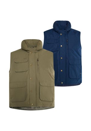 Due gilet imbottiti senza maniche con colli alti, uno verde oliva e uno blu navy, ciascuno con più tasche anteriori e bottoni a pressione.