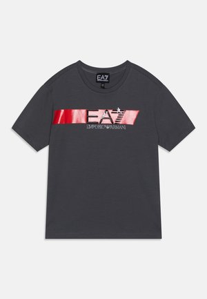 Dunkelgraues T-Shirt mit kurzen Ärmeln, einem roten horizontalen Streifen und dem "EA7 Emporio Armani" Logo in der Mitte vorne.