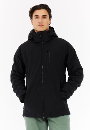 Zwarte softshell jack met een ritssluiting aan de voorkant, een verstelbare capuchon en zijzakken, met een slank ontwerp en textuurstof.