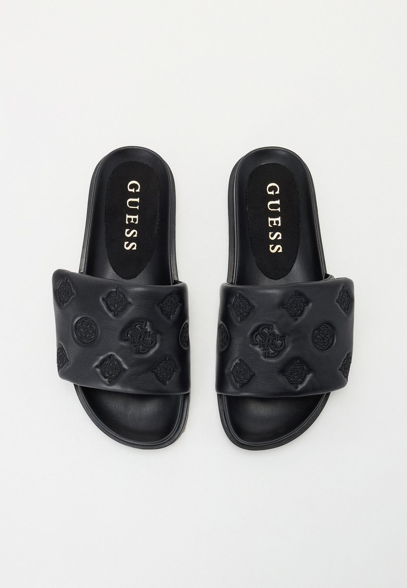 Sandales noires en plastique avec une tige en cuir synthétique texturé présentant des logos en relief et des motifs décoratifs. Semelles intérieures douces et bout ouvert.