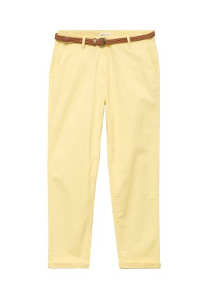 Pantalon droit jaune clair avec poches avant, passants de ceinture et ceinture tressée marron passée dans les passants.