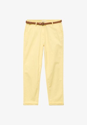 Lichtgele rechtvallende broek met steekzakken aan de voorkant, lussen voor een riem en een gevlochten bruine riem door de lussen.