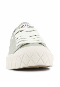Sneaker verde in tela con lacci bianchi, punta rotonda, suola spessa e testurizzata e dettaglio con marchio sulla linguetta. Caratterizzata da occhielli per la ventilazione.
