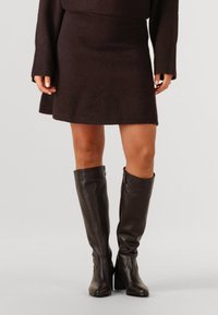 Geselecteerd, dark brown