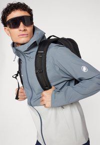 Mammut LINARD LIGHT HOODED JACKET MEN - Nepropusna jakna - strata/silver sage