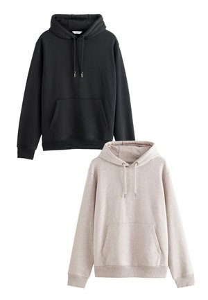 Se exhiben dos sudaderas. Una es negra con un bolsillo canguro y cordones; la otra es gris claro, también con un bolsillo canguro y cordones.