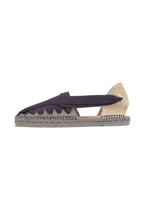 Sandalia espadrille plana con suela de tela gris, tiras azul marino sobre el pie y soporte de talón beige tejido.