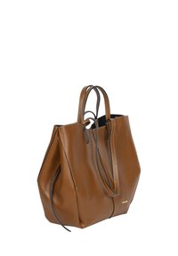 Brązowa skórzana torba tote o teksturowanej powierzchni, z dwoma paskami, otwartym górnym wejściem i złotymi detalami. Strukturalny design z opadającymi bokami.
