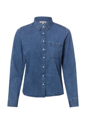Blauw denim overhemd met lange mouwen, knopen, kraag en borstzak, weergegeven op een witte achtergrond.