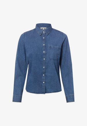 Blaues Denim-Hemd mit langen Ärmeln, Knopfleiste, Kragen und Brusttasche, auf weißem Hintergrund dargestellt.