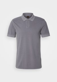 Polo gris en coton texturé, avec un col à trois boutons, des manches courtes, et un subtil logo brodé sur la poitrine.