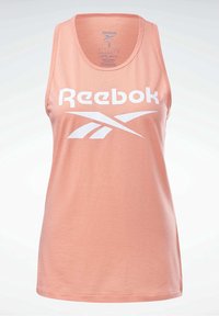 Débardeur sans manches couleur pêche pour femme avec logo Reebok blanc et texte sur le devant, taille petite, fabriqué en tissu léger.