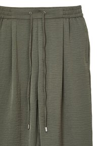 Pantalons décontractés en vert olive, texturés, avec une taille élastique, des cordons de serrage et des poches latérales. Présente un motif en chevron subtil.