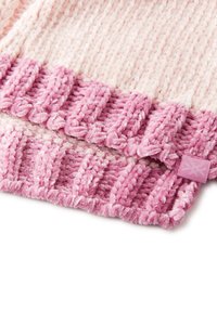 Tessuto morbido a maglia con bordi a coste di rosa pallido e rosa brillante, caratterizzato da un piccolo etichetta di stoffa rosa sul lato.