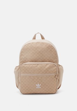 Beżowy plecak Adidas z tkaniną w wzór, przednią kieszenią na zamek, kieszeniami bocznymi, górną rączką oraz białym logo Adidas na przedniej kieszeni.