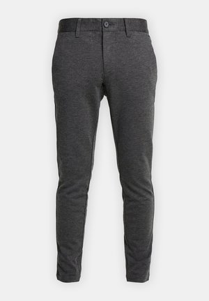 Pantalones ajustados de tejido gris oscuro, con una textura suave, cierre de botón y bolsillos, diseñados para una apariencia estilizada.