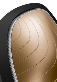 Gekromde metalen oppervlakte met een gouden afwerking en duidelijk gedefinieerde groeven, omrand door een gladde zwarte rand en een glanzende zilveren rand.