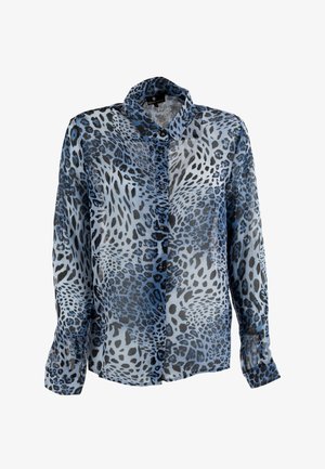 Blusa de botón de manga larga con estampado de leopardo en azul y negro y cuello puntiagudo, exhibida sobre un fondo blanco.