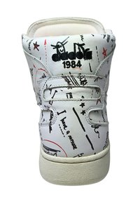 Sneaker alta con tomaia in pelle bianca decorata con motivi astratti neri e rossi, logo e suola in gomma testurizzata.