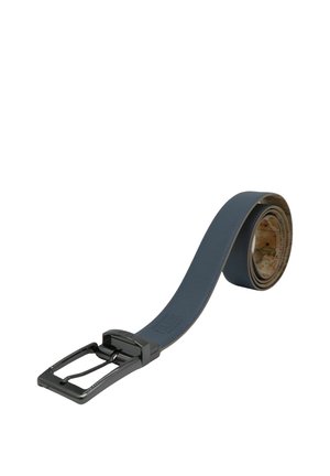 Cintura in pelle blu scuro arrotolata con fibbia in metallo nero e fodera interna chiara e decorata su sfondo bianco.