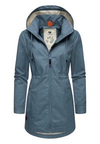 Veste isolante bleu clair avec fermeture éclair à l'avant, capuche ajustable et cordons ; dispose de deux poches latérales et d'un patch logo.