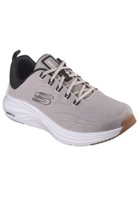 Scarpa sportiva grigia con una tomaia in mesh testurizzato, dettagli neri e una suola intermedia bianca. Le caratteristiche includono lacci e una suola in gomma stampata.