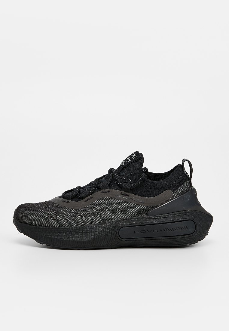Zapatilla deportiva negra hecha de malla y materiales sintéticos. Cuenta con una parte superior texturizada, un ajuste ceñido y una suela acolchada con la marca HOVR.