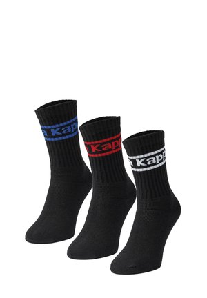 Drei schwarze gerippte Crew-Socken mit Logos in blauen, roten und weißen Bändern nahe der Oberseite, auf einem weißen Hintergrund aufrecht angeordnet.