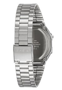 Montre en acier inoxydable argenté avec un boîtier rectangulaire, un bracelet en métal, une texture polie et un fermoir rabattable. Marquée "CASIO" sur le fermoir.