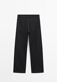 Jeans in denim scuro con design a gamba dritta, caratterizzati da due tasche posteriori e cuciture a contrasto. Il cinturino è standard senza decorazioni.