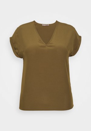 Blouse met korte mouwen in olijfgroen met een V-hals en opgerolde manchetten, weergegeven op een effen witte achtergrond.