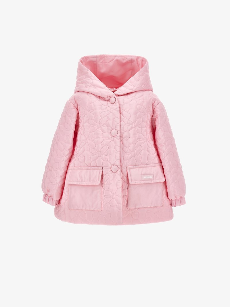 Rosa vadderad jacka med huva, som har två framfickor, tryckknappar och elastiska ärmslut. Yttertyget har en mjuk, slät yta.