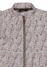 Hellrosa gesteppte Jacke mit floralem Muster, braunem Reißverschluss und Akzenten, hohem Kragen und weißen Paspelierungen entlang der Nähte.