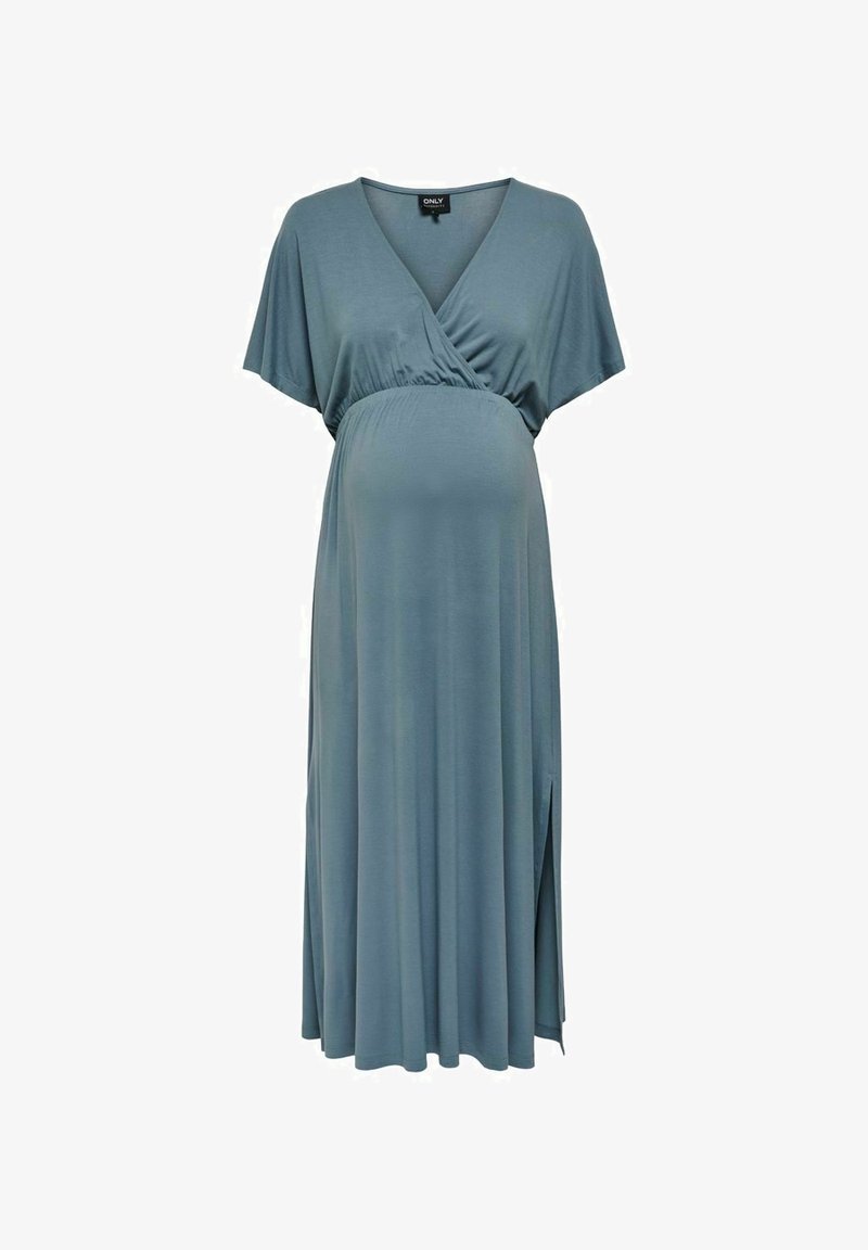 Robe de maternité en tissu bleu doux, dotée d'une coupe portefeuille, de manches courtes et d'une fente latérale pour faciliter les mouvements.