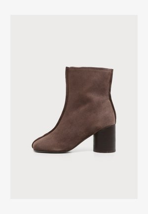 MM6 Maison Margiela, ANKLE BOOT - Bottines compensées - dark brown