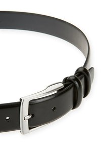 Czarny skórzany pasek z gładkim wykończeniem, klasyczną, srebrną klamrą metalową oraz akcentującym węzłem w pobliżu klamry dla dodatkowego efektu.