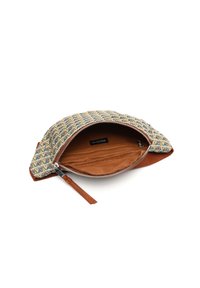 Pochette in tessuto decorato con chiusura a zip; presenta una base e un interno in finta pelle marrone con una tasca con zip e un'etichetta in tessuto.